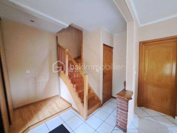 Laurent Jacquet (06.86 .41.88.12) vous propose à la vente cette maison à rafraîchir, située à 5 minutes d’Abbeville, bénéficiant d’un double garage et d’un jardin. Elle se compose :

Au rez-de-chaussée :
    • une entrée avec vestibule
    • un séjour agrémenté d’un insert à bois
    • une cuisine ouverte
    • un cellier
    • un wc.

À l’étage :
    • un palier desservant trois chambres
    • une salle de bains avec wc.

Cette maison, bâtie sur vide sanitaire complet, est chauffée par une chaudière au gaz de ville complétée par un insert à bois. Elle bénéficie également d’un double garage d’environ 34 m² ainsi que de deux dépendances offrant de multiples possibilités de stockage, d’atelier ou d’aménagement selon vos besoins.

L’ensemble est édifié sur un terrain d’environ 630 m². 

Quelques travaux sont à prévoir.

-