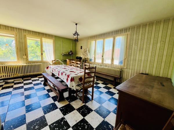 Avec BSK IMMOBILIER venez découvrir ce charmant pavillon avec sous-sol complet 🏡

Au rez-de-chaussée, profitez de deux garages 🚗🚗, d'une chaufferie, d'une cave, d'un atelier et d'un hall d'entrée.

Au premier étage, une belle pièce de vie lumineuse avec salon et cheminée insert bois 🔥, ouverte sur la salle à manger avec accès direct à la terrasse ☀️. Vous y trouverez également une cuisine, deux chambres 🛏️, une salle de douche et un wc indépendant.

Au deuxième étage, une chambre avec point d'eau ainsi qu'un grenier aménageable offrent un beau potentiel d'agrandissement ✨.

À l'extérieur, terrain et terrasse vous permettront de profiter pleinement des beaux jours 🌳.

Chauffage par chaudière fioul à condensation.