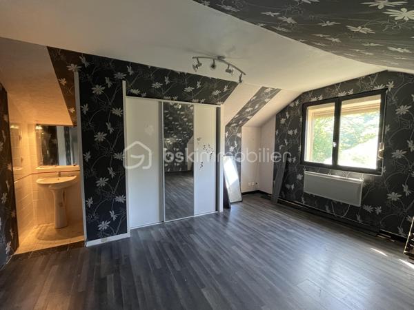 Avec BSK IMMOBILIER venez découvrir ce charmant pavillon avec sous-sol complet 🏡

Au rez-de-chaussée, profitez de deux garages 🚗🚗, d'une chaufferie, d'une cave, d'un atelier et d'un hall d'entrée.

Au premier étage, une belle pièce de vie lumineuse avec salon et cheminée insert bois 🔥, ouverte sur la salle à manger avec accès direct à la terrasse ☀️. Vous y trouverez également une cuisine, deux chambres 🛏️, une salle de douche et un wc indépendant.

Au deuxième étage, une chambre avec point d'eau ainsi qu'un grenier aménageable offrent un beau potentiel d'agrandissement ✨.

À l'extérieur, terrain et terrasse vous permettront de profiter pleinement des beaux jours 🌳.

Chauffage par chaudière fioul à condensation.