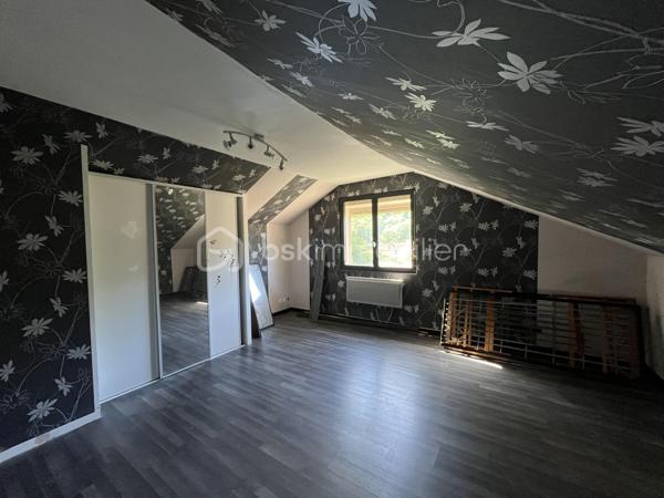 Avec BSK IMMOBILIER venez découvrir ce charmant pavillon avec sous-sol complet 🏡

Au rez-de-chaussée, profitez de deux garages 🚗🚗, d'une chaufferie, d'une cave, d'un atelier et d'un hall d'entrée.

Au premier étage, une belle pièce de vie lumineuse avec salon et cheminée insert bois 🔥, ouverte sur la salle à manger avec accès direct à la terrasse ☀️. Vous y trouverez également une cuisine, deux chambres 🛏️, une salle de douche et un wc indépendant.

Au deuxième étage, une chambre avec point d'eau ainsi qu'un grenier aménageable offrent un beau potentiel d'agrandissement ✨.

À l'extérieur, terrain et terrasse vous permettront de profiter pleinement des beaux jours 🌳.

Chauffage par chaudière fioul à condensation.
