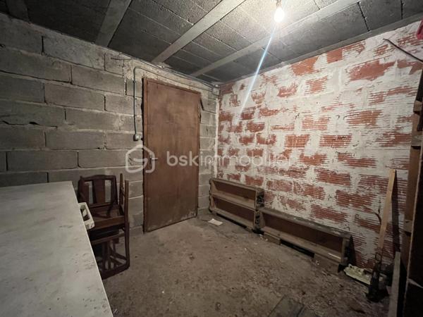 Avec BSK IMMOBILIER venez découvrir ce charmant pavillon avec sous-sol complet 🏡

Au rez-de-chaussée, profitez de deux garages 🚗🚗, d'une chaufferie, d'une cave, d'un atelier et d'un hall d'entrée.

Au premier étage, une belle pièce de vie lumineuse avec salon et cheminée insert bois 🔥, ouverte sur la salle à manger avec accès direct à la terrasse ☀️. Vous y trouverez également une cuisine, deux chambres 🛏️, une salle de douche et un wc indépendant.

Au deuxième étage, une chambre avec point d'eau ainsi qu'un grenier aménageable offrent un beau potentiel d'agrandissement ✨.

À l'extérieur, terrain et terrasse vous permettront de profiter pleinement des beaux jours 🌳.

Chauffage par chaudière fioul à condensation.