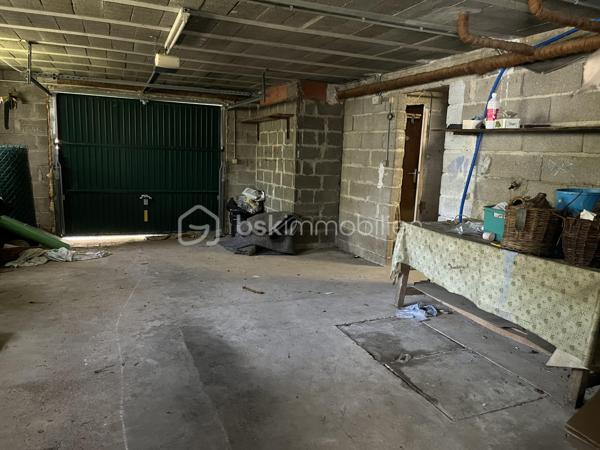 Avec BSK IMMOBILIER venez découvrir ce charmant pavillon avec sous-sol complet 🏡

Au rez-de-chaussée, profitez de deux garages 🚗🚗, d'une chaufferie, d'une cave, d'un atelier et d'un hall d'entrée.

Au premier étage, une belle pièce de vie lumineuse avec salon et cheminée insert bois 🔥, ouverte sur la salle à manger avec accès direct à la terrasse ☀️. Vous y trouverez également une cuisine, deux chambres 🛏️, une salle de douche et un wc indépendant.

Au deuxième étage, une chambre avec point d'eau ainsi qu'un grenier aménageable offrent un beau potentiel d'agrandissement ✨.

À l'extérieur, terrain et terrasse vous permettront de profiter pleinement des beaux jours 🌳.

Chauffage par chaudière fioul à condensation.
