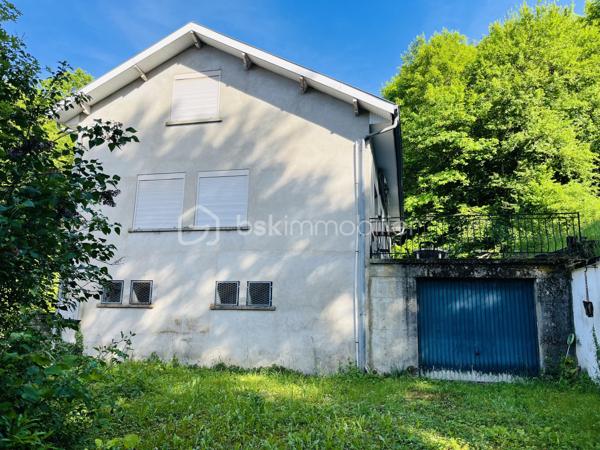 Avec BSK IMMOBILIER venez découvrir ce charmant pavillon avec sous-sol complet 🏡

Au rez-de-chaussée, profitez de deux garages 🚗🚗, d'une chaufferie, d'une cave, d'un atelier et d'un hall d'entrée.

Au premier étage, une belle pièce de vie lumineuse avec salon et cheminée insert bois 🔥, ouverte sur la salle à manger avec accès direct à la terrasse ☀️. Vous y trouverez également une cuisine, deux chambres 🛏️, une salle de douche et un wc indépendant.

Au deuxième étage, une chambre avec point d'eau ainsi qu'un grenier aménageable offrent un beau potentiel d'agrandissement ✨.

À l'extérieur, terrain et terrasse vous permettront de profiter pleinement des beaux jours 🌳.

Chauffage par chaudière fioul à condensation.