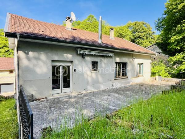 Avec BSK IMMOBILIER venez découvrir ce charmant pavillon avec sous-sol complet 🏡

Au rez-de-chaussée, profitez de deux garages 🚗🚗, d'une chaufferie, d'une cave, d'un atelier et d'un hall d'entrée.

Au premier étage, une belle pièce de vie lumineuse avec salon et cheminée insert bois 🔥, ouverte sur la salle à manger avec accès direct à la terrasse ☀️. Vous y trouverez également une cuisine, deux chambres 🛏️, une salle de douche et un wc indépendant.

Au deuxième étage, une chambre avec point d'eau ainsi qu'un grenier aménageable offrent un beau potentiel d'agrandissement ✨.

À l'extérieur, terrain et terrasse vous permettront de profiter pleinement des beaux jours 🌳.

Chauffage par chaudière fioul à condensation.