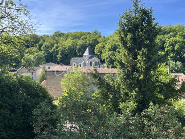 Avec BSK IMMOBILIER venez découvrir ce charmant pavillon avec sous-sol complet 🏡

Au rez-de-chaussée, profitez de deux garages 🚗🚗, d'une chaufferie, d'une cave, d'un atelier et d'un hall d'entrée.

Au premier étage, une belle pièce de vie lumineuse avec salon et cheminée insert bois 🔥, ouverte sur la salle à manger avec accès direct à la terrasse ☀️. Vous y trouverez également une cuisine, deux chambres 🛏️, une salle de douche et un wc indépendant.

Au deuxième étage, une chambre avec point d'eau ainsi qu'un grenier aménageable offrent un beau potentiel d'agrandissement ✨.

À l'extérieur, terrain et terrasse vous permettront de profiter pleinement des beaux jours 🌳.

Chauffage par chaudière fioul à condensation.