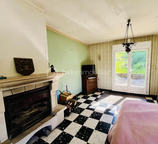 Avec BSK IMMOBILIER venez découvrir ce charmant pavillon avec sous-sol complet 🏡

Au rez-de-chaussée, profitez de deux garages 🚗🚗, d'une chaufferie, d'une cave, d'un atelier et d'un hall d'entrée.

Au premier étage, une belle pièce de vie lumineuse avec salon et cheminée insert bois 🔥, ouverte sur la salle à manger avec accès direct à la terrasse ☀️. Vous y trouverez également une cuisine, deux chambres 🛏️, une salle de douche et un wc indépendant.

Au deuxième étage, une chambre avec point d'eau ainsi qu'un grenier aménageable offrent un beau potentiel d'agrandissement ✨.

À l'extérieur, terrain et terrasse vous permettront de profiter pleinement des beaux jours 🌳.

Chauffage par chaudière fioul à condensation.