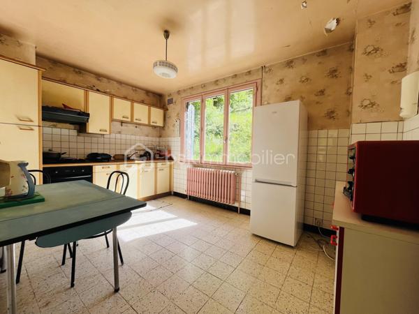 Avec BSK IMMOBILIER venez découvrir ce charmant pavillon avec sous-sol complet 🏡

Au rez-de-chaussée, profitez de deux garages 🚗🚗, d'une chaufferie, d'une cave, d'un atelier et d'un hall d'entrée.

Au premier étage, une belle pièce de vie lumineuse avec salon et cheminée insert bois 🔥, ouverte sur la salle à manger avec accès direct à la terrasse ☀️. Vous y trouverez également une cuisine, deux chambres 🛏️, une salle de douche et un wc indépendant.

Au deuxième étage, une chambre avec point d'eau ainsi qu'un grenier aménageable offrent un beau potentiel d'agrandissement ✨.

À l'extérieur, terrain et terrasse vous permettront de profiter pleinement des beaux jours 🌳.

Chauffage par chaudière fioul à condensation.