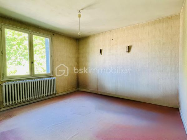 Avec BSK IMMOBILIER venez découvrir ce charmant pavillon avec sous-sol complet 🏡

Au rez-de-chaussée, profitez de deux garages 🚗🚗, d'une chaufferie, d'une cave, d'un atelier et d'un hall d'entrée.

Au premier étage, une belle pièce de vie lumineuse avec salon et cheminée insert bois 🔥, ouverte sur la salle à manger avec accès direct à la terrasse ☀️. Vous y trouverez également une cuisine, deux chambres 🛏️, une salle de douche et un wc indépendant.

Au deuxième étage, une chambre avec point d'eau ainsi qu'un grenier aménageable offrent un beau potentiel d'agrandissement ✨.

À l'extérieur, terrain et terrasse vous permettront de profiter pleinement des beaux jours 🌳.

Chauffage par chaudière fioul à condensation.