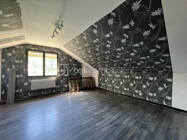 Avec BSK IMMOBILIER venez découvrir ce charmant pavillon avec sous-sol complet 🏡

Au rez-de-chaussée, profitez de deux garages 🚗🚗, d'une chaufferie, d'une cave, d'un atelier et d'un hall d'entrée.

Au premier étage, une belle pièce de vie lumineuse avec salon et cheminée insert bois 🔥, ouverte sur la salle à manger avec accès direct à la terrasse ☀️. Vous y trouverez également une cuisine, deux chambres 🛏️, une salle de douche et un wc indépendant.

Au deuxième étage, une chambre avec point d'eau ainsi qu'un grenier aménageable offrent un beau potentiel d'agrandissement ✨.

À l'extérieur, terrain et terrasse vous permettront de profiter pleinement des beaux jours 🌳.

Chauffage par chaudière fioul à condensation.