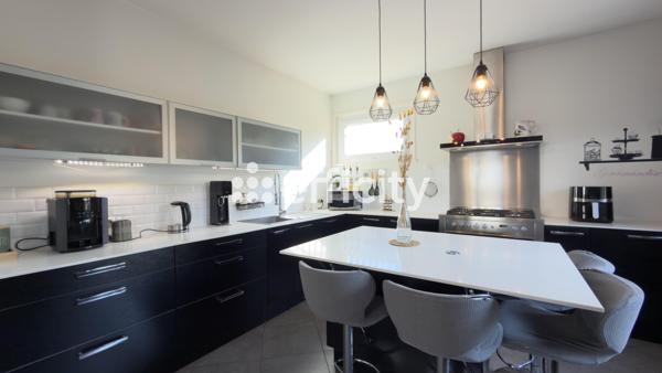 Maison
         8 pièces
        - 150 m² Exclusivité 389 000 € *