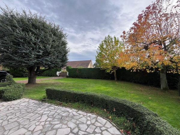 Uniquement chez votre notaire : Coup de coeur pour cette charmante maison de famille en semi pl...