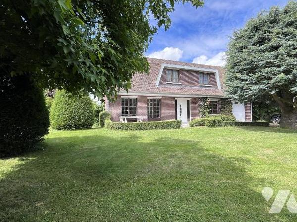 Uniquement chez votre notaire : Coup de coeur pour cette charmante maison de famille en semi pl...