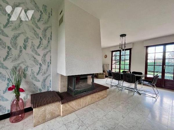 Uniquement chez votre notaire : Coup de coeur pour cette charmante maison de famille en semi pl...