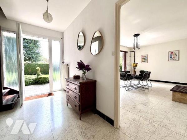 Uniquement chez votre notaire : Coup de coeur pour cette charmante maison de famille en semi pl...