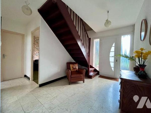 Uniquement chez votre notaire : Coup de coeur pour cette charmante maison de famille en semi pl...