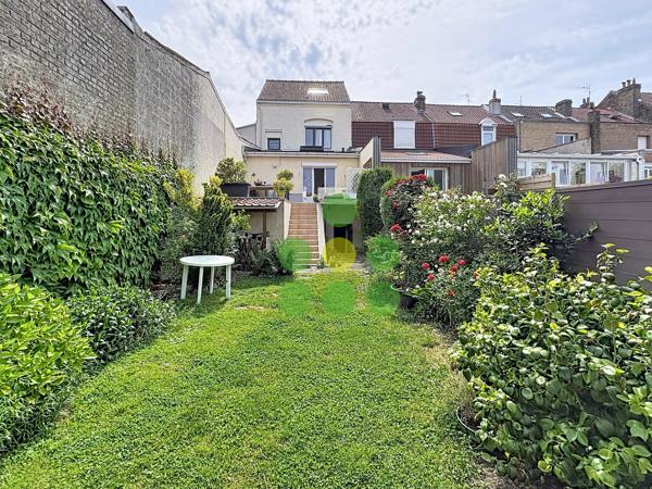 Maison
         5 pièces
        - 126 m² Exclusivité 299 000 € *