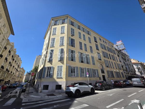 NICE CENTRE – QUARTIER DES MUSICIENS – LOCAL PROFESSIONNEL DE 208 M²

Au cœur du très recherché quartier des Musiciens, au 35 rue Rossini, à seulement 50 mètres du parking Mozart, découvrez cet ensemble professionnel spacieux et modulable développant environ 208 m² de surface totale.

Il se compose d’un local principal de 164,45 m² Loi Carrez, complété par un espace annexe d’environ 44 m², situé en demi-sous-sol et accessible exclusivement depuis les locaux principaux.

Actuellement aménagé en cabinet dentaire et centre de radiologie dentaire, le bien offre une organisation particulièrement fonctionnelle comprenant un espace d’accueil, une salle d’attente, plusieurs bureaux et salles de consultation, une cuisine, des locaux techniques ainsi que de nombreux espaces de rangement.

Sa triple exposition Nord, Est et Ouest et ses nombreuses ouvertures lui confèrent une agréable luminosité. Plusieurs pièces donnent sur une vaste cour intérieure arborée, garantissant un environnement calme et préservé en plein centre-ville.

L’espace annexe, entièrement à rénover, représente un véritable potentiel complémentaire. Il pourra notamment accueillir des locaux sociaux, une salle de repos, une salle de réunion, des archives ou un espace de stockage.

Des travaux de modernisation permettront d’adapter l’ensemble à de nombreuses activités : professions médicales ou paramédicales, cabinet d’avocats, experts-comptables, société de conseil, centre de formation ou siège d’entreprise.

Une opportunité rare d’acquérir un ensemble professionnel de belle superficie, calme et modulable, au cœur de Nice et à proximité immédiate de toutes les commodités.