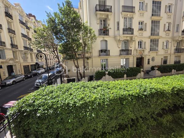 NICE CENTRE – QUARTIER DES MUSICIENS – LOCAL PROFESSIONNEL DE 208 M²

Au cœur du très recherché quartier des Musiciens, au 35 rue Rossini, à seulement 50 mètres du parking Mozart, découvrez cet ensemble professionnel spacieux et modulable développant environ 208 m² de surface totale.

Il se compose d’un local principal de 164,45 m² Loi Carrez, complété par un espace annexe d’environ 44 m², situé en demi-sous-sol et accessible exclusivement depuis les locaux principaux.

Actuellement aménagé en cabinet dentaire et centre de radiologie dentaire, le bien offre une organisation particulièrement fonctionnelle comprenant un espace d’accueil, une salle d’attente, plusieurs bureaux et salles de consultation, une cuisine, des locaux techniques ainsi que de nombreux espaces de rangement.

Sa triple exposition Nord, Est et Ouest et ses nombreuses ouvertures lui confèrent une agréable luminosité. Plusieurs pièces donnent sur une vaste cour intérieure arborée, garantissant un environnement calme et préservé en plein centre-ville.

L’espace annexe, entièrement à rénover, représente un véritable potentiel complémentaire. Il pourra notamment accueillir des locaux sociaux, une salle de repos, une salle de réunion, des archives ou un espace de stockage.

Des travaux de modernisation permettront d’adapter l’ensemble à de nombreuses activités : professions médicales ou paramédicales, cabinet d’avocats, experts-comptables, société de conseil, centre de formation ou siège d’entreprise.

Une opportunité rare d’acquérir un ensemble professionnel de belle superficie, calme et modulable, au cœur de Nice et à proximité immédiate de toutes les commodités.