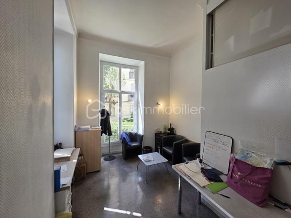 NICE CENTRE – QUARTIER DES MUSICIENS – LOCAL PROFESSIONNEL DE 208 M²

Au cœur du très recherché quartier des Musiciens, au 35 rue Rossini, à seulement 50 mètres du parking Mozart, découvrez cet ensemble professionnel spacieux et modulable développant environ 208 m² de surface totale.

Il se compose d’un local principal de 164,45 m² Loi Carrez, complété par un espace annexe d’environ 44 m², situé en demi-sous-sol et accessible exclusivement depuis les locaux principaux.

Actuellement aménagé en cabinet dentaire et centre de radiologie dentaire, le bien offre une organisation particulièrement fonctionnelle comprenant un espace d’accueil, une salle d’attente, plusieurs bureaux et salles de consultation, une cuisine, des locaux techniques ainsi que de nombreux espaces de rangement.

Sa triple exposition Nord, Est et Ouest et ses nombreuses ouvertures lui confèrent une agréable luminosité. Plusieurs pièces donnent sur une vaste cour intérieure arborée, garantissant un environnement calme et préservé en plein centre-ville.

L’espace annexe, entièrement à rénover, représente un véritable potentiel complémentaire. Il pourra notamment accueillir des locaux sociaux, une salle de repos, une salle de réunion, des archives ou un espace de stockage.

Des travaux de modernisation permettront d’adapter l’ensemble à de nombreuses activités : professions médicales ou paramédicales, cabinet d’avocats, experts-comptables, société de conseil, centre de formation ou siège d’entreprise.

Une opportunité rare d’acquérir un ensemble professionnel de belle superficie, calme et modulable, au cœur de Nice et à proximité immédiate de toutes les commodités.