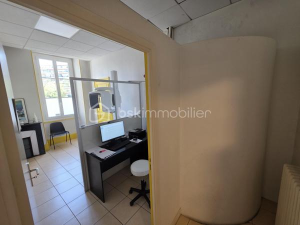 NICE CENTRE – QUARTIER DES MUSICIENS – LOCAL PROFESSIONNEL DE 208 M²

Au cœur du très recherché quartier des Musiciens, au 35 rue Rossini, à seulement 50 mètres du parking Mozart, découvrez cet ensemble professionnel spacieux et modulable développant environ 208 m² de surface totale.

Il se compose d’un local principal de 164,45 m² Loi Carrez, complété par un espace annexe d’environ 44 m², situé en demi-sous-sol et accessible exclusivement depuis les locaux principaux.

Actuellement aménagé en cabinet dentaire et centre de radiologie dentaire, le bien offre une organisation particulièrement fonctionnelle comprenant un espace d’accueil, une salle d’attente, plusieurs bureaux et salles de consultation, une cuisine, des locaux techniques ainsi que de nombreux espaces de rangement.

Sa triple exposition Nord, Est et Ouest et ses nombreuses ouvertures lui confèrent une agréable luminosité. Plusieurs pièces donnent sur une vaste cour intérieure arborée, garantissant un environnement calme et préservé en plein centre-ville.

L’espace annexe, entièrement à rénover, représente un véritable potentiel complémentaire. Il pourra notamment accueillir des locaux sociaux, une salle de repos, une salle de réunion, des archives ou un espace de stockage.

Des travaux de modernisation permettront d’adapter l’ensemble à de nombreuses activités : professions médicales ou paramédicales, cabinet d’avocats, experts-comptables, société de conseil, centre de formation ou siège d’entreprise.

Une opportunité rare d’acquérir un ensemble professionnel de belle superficie, calme et modulable, au cœur de Nice et à proximité immédiate de toutes les commodités.