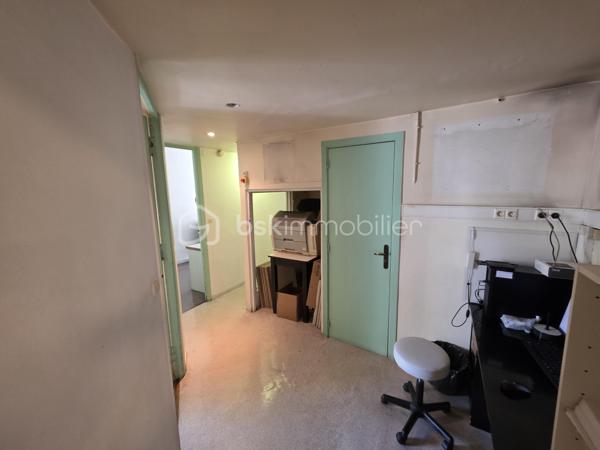 NICE CENTRE – QUARTIER DES MUSICIENS – LOCAL PROFESSIONNEL DE 208 M²

Au cœur du très recherché quartier des Musiciens, au 35 rue Rossini, à seulement 50 mètres du parking Mozart, découvrez cet ensemble professionnel spacieux et modulable développant environ 208 m² de surface totale.

Il se compose d’un local principal de 164,45 m² Loi Carrez, complété par un espace annexe d’environ 44 m², situé en demi-sous-sol et accessible exclusivement depuis les locaux principaux.

Actuellement aménagé en cabinet dentaire et centre de radiologie dentaire, le bien offre une organisation particulièrement fonctionnelle comprenant un espace d’accueil, une salle d’attente, plusieurs bureaux et salles de consultation, une cuisine, des locaux techniques ainsi que de nombreux espaces de rangement.

Sa triple exposition Nord, Est et Ouest et ses nombreuses ouvertures lui confèrent une agréable luminosité. Plusieurs pièces donnent sur une vaste cour intérieure arborée, garantissant un environnement calme et préservé en plein centre-ville.

L’espace annexe, entièrement à rénover, représente un véritable potentiel complémentaire. Il pourra notamment accueillir des locaux sociaux, une salle de repos, une salle de réunion, des archives ou un espace de stockage.

Des travaux de modernisation permettront d’adapter l’ensemble à de nombreuses activités : professions médicales ou paramédicales, cabinet d’avocats, experts-comptables, société de conseil, centre de formation ou siège d’entreprise.

Une opportunité rare d’acquérir un ensemble professionnel de belle superficie, calme et modulable, au cœur de Nice et à proximité immédiate de toutes les commodités.