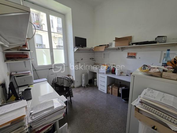 NICE CENTRE – QUARTIER DES MUSICIENS – LOCAL PROFESSIONNEL DE 208 M²

Au cœur du très recherché quartier des Musiciens, au 35 rue Rossini, à seulement 50 mètres du parking Mozart, découvrez cet ensemble professionnel spacieux et modulable développant environ 208 m² de surface totale.

Il se compose d’un local principal de 164,45 m² Loi Carrez, complété par un espace annexe d’environ 44 m², situé en demi-sous-sol et accessible exclusivement depuis les locaux principaux.

Actuellement aménagé en cabinet dentaire et centre de radiologie dentaire, le bien offre une organisation particulièrement fonctionnelle comprenant un espace d’accueil, une salle d’attente, plusieurs bureaux et salles de consultation, une cuisine, des locaux techniques ainsi que de nombreux espaces de rangement.

Sa triple exposition Nord, Est et Ouest et ses nombreuses ouvertures lui confèrent une agréable luminosité. Plusieurs pièces donnent sur une vaste cour intérieure arborée, garantissant un environnement calme et préservé en plein centre-ville.

L’espace annexe, entièrement à rénover, représente un véritable potentiel complémentaire. Il pourra notamment accueillir des locaux sociaux, une salle de repos, une salle de réunion, des archives ou un espace de stockage.

Des travaux de modernisation permettront d’adapter l’ensemble à de nombreuses activités : professions médicales ou paramédicales, cabinet d’avocats, experts-comptables, société de conseil, centre de formation ou siège d’entreprise.

Une opportunité rare d’acquérir un ensemble professionnel de belle superficie, calme et modulable, au cœur de Nice et à proximité immédiate de toutes les commodités.
