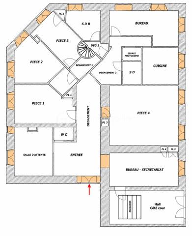 NICE CENTRE – QUARTIER DES MUSICIENS – LOCAL PROFESSIONNEL DE 208 M²

Au cœur du très recherché quartier des Musiciens, au 35 rue Rossini, à seulement 50 mètres du parking Mozart, découvrez cet ensemble professionnel spacieux et modulable développant environ 208 m² de surface totale.

Il se compose d’un local principal de 164,45 m² Loi Carrez, complété par un espace annexe d’environ 44 m², situé en demi-sous-sol et accessible exclusivement depuis les locaux principaux.

Actuellement aménagé en cabinet dentaire et centre de radiologie dentaire, le bien offre une organisation particulièrement fonctionnelle comprenant un espace d’accueil, une salle d’attente, plusieurs bureaux et salles de consultation, une cuisine, des locaux techniques ainsi que de nombreux espaces de rangement.

Sa triple exposition Nord, Est et Ouest et ses nombreuses ouvertures lui confèrent une agréable luminosité. Plusieurs pièces donnent sur une vaste cour intérieure arborée, garantissant un environnement calme et préservé en plein centre-ville.

L’espace annexe, entièrement à rénover, représente un véritable potentiel complémentaire. Il pourra notamment accueillir des locaux sociaux, une salle de repos, une salle de réunion, des archives ou un espace de stockage.

Des travaux de modernisation permettront d’adapter l’ensemble à de nombreuses activités : professions médicales ou paramédicales, cabinet d’avocats, experts-comptables, société de conseil, centre de formation ou siège d’entreprise.

Une opportunité rare d’acquérir un ensemble professionnel de belle superficie, calme et modulable, au cœur de Nice et à proximité immédiate de toutes les commodités.