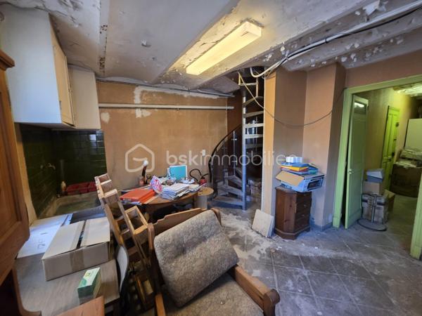 NICE CENTRE – QUARTIER DES MUSICIENS – LOCAL PROFESSIONNEL DE 208 M²

Au cœur du très recherché quartier des Musiciens, au 35 rue Rossini, à seulement 50 mètres du parking Mozart, découvrez cet ensemble professionnel spacieux et modulable développant environ 208 m² de surface totale.

Il se compose d’un local principal de 164,45 m² Loi Carrez, complété par un espace annexe d’environ 44 m², situé en demi-sous-sol et accessible exclusivement depuis les locaux principaux.

Actuellement aménagé en cabinet dentaire et centre de radiologie dentaire, le bien offre une organisation particulièrement fonctionnelle comprenant un espace d’accueil, une salle d’attente, plusieurs bureaux et salles de consultation, une cuisine, des locaux techniques ainsi que de nombreux espaces de rangement.

Sa triple exposition Nord, Est et Ouest et ses nombreuses ouvertures lui confèrent une agréable luminosité. Plusieurs pièces donnent sur une vaste cour intérieure arborée, garantissant un environnement calme et préservé en plein centre-ville.

L’espace annexe, entièrement à rénover, représente un véritable potentiel complémentaire. Il pourra notamment accueillir des locaux sociaux, une salle de repos, une salle de réunion, des archives ou un espace de stockage.

Des travaux de modernisation permettront d’adapter l’ensemble à de nombreuses activités : professions médicales ou paramédicales, cabinet d’avocats, experts-comptables, société de conseil, centre de formation ou siège d’entreprise.

Une opportunité rare d’acquérir un ensemble professionnel de belle superficie, calme et modulable, au cœur de Nice et à proximité immédiate de toutes les commodités.