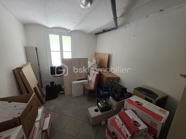 NICE CENTRE – QUARTIER DES MUSICIENS – LOCAL PROFESSIONNEL DE 208 M²

Au cœur du très recherché quartier des Musiciens, au 35 rue Rossini, à seulement 50 mètres du parking Mozart, découvrez cet ensemble professionnel spacieux et modulable développant environ 208 m² de surface totale.

Il se compose d’un local principal de 164,45 m² Loi Carrez, complété par un espace annexe d’environ 44 m², situé en demi-sous-sol et accessible exclusivement depuis les locaux principaux.

Actuellement aménagé en cabinet dentaire et centre de radiologie dentaire, le bien offre une organisation particulièrement fonctionnelle comprenant un espace d’accueil, une salle d’attente, plusieurs bureaux et salles de consultation, une cuisine, des locaux techniques ainsi que de nombreux espaces de rangement.

Sa triple exposition Nord, Est et Ouest et ses nombreuses ouvertures lui confèrent une agréable luminosité. Plusieurs pièces donnent sur une vaste cour intérieure arborée, garantissant un environnement calme et préservé en plein centre-ville.

L’espace annexe, entièrement à rénover, représente un véritable potentiel complémentaire. Il pourra notamment accueillir des locaux sociaux, une salle de repos, une salle de réunion, des archives ou un espace de stockage.

Des travaux de modernisation permettront d’adapter l’ensemble à de nombreuses activités : professions médicales ou paramédicales, cabinet d’avocats, experts-comptables, société de conseil, centre de formation ou siège d’entreprise.

Une opportunité rare d’acquérir un ensemble professionnel de belle superficie, calme et modulable, au cœur de Nice et à proximité immédiate de toutes les commodités.