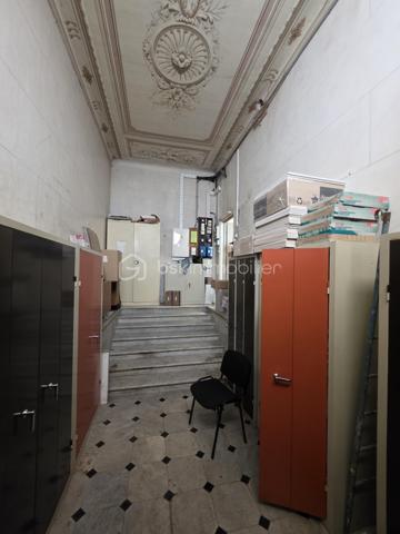 NICE CENTRE – QUARTIER DES MUSICIENS – LOCAL PROFESSIONNEL DE 208 M²

Au cœur du très recherché quartier des Musiciens, au 35 rue Rossini, à seulement 50 mètres du parking Mozart, découvrez cet ensemble professionnel spacieux et modulable développant environ 208 m² de surface totale.

Il se compose d’un local principal de 164,45 m² Loi Carrez, complété par un espace annexe d’environ 44 m², situé en demi-sous-sol et accessible exclusivement depuis les locaux principaux.

Actuellement aménagé en cabinet dentaire et centre de radiologie dentaire, le bien offre une organisation particulièrement fonctionnelle comprenant un espace d’accueil, une salle d’attente, plusieurs bureaux et salles de consultation, une cuisine, des locaux techniques ainsi que de nombreux espaces de rangement.

Sa triple exposition Nord, Est et Ouest et ses nombreuses ouvertures lui confèrent une agréable luminosité. Plusieurs pièces donnent sur une vaste cour intérieure arborée, garantissant un environnement calme et préservé en plein centre-ville.

L’espace annexe, entièrement à rénover, représente un véritable potentiel complémentaire. Il pourra notamment accueillir des locaux sociaux, une salle de repos, une salle de réunion, des archives ou un espace de stockage.

Des travaux de modernisation permettront d’adapter l’ensemble à de nombreuses activités : professions médicales ou paramédicales, cabinet d’avocats, experts-comptables, société de conseil, centre de formation ou siège d’entreprise.

Une opportunité rare d’acquérir un ensemble professionnel de belle superficie, calme et modulable, au cœur de Nice et à proximité immédiate de toutes les commodités.