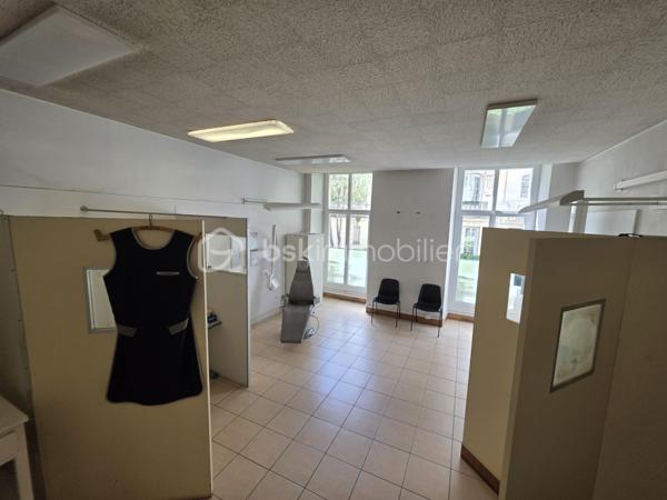 NICE CENTRE – QUARTIER DES MUSICIENS – LOCAL PROFESSIONNEL DE 208 M²

Au cœur du très recherché quartier des Musiciens, au 35 rue Rossini, à seulement 50 mètres du parking Mozart, découvrez cet ensemble professionnel spacieux et modulable développant environ 208 m² de surface totale.

Il se compose d’un local principal de 164,45 m² Loi Carrez, complété par un espace annexe d’environ 44 m², situé en demi-sous-sol et accessible exclusivement depuis les locaux principaux.

Actuellement aménagé en cabinet dentaire et centre de radiologie dentaire, le bien offre une organisation particulièrement fonctionnelle comprenant un espace d’accueil, une salle d’attente, plusieurs bureaux et salles de consultation, une cuisine, des locaux techniques ainsi que de nombreux espaces de rangement.

Sa triple exposition Nord, Est et Ouest et ses nombreuses ouvertures lui confèrent une agréable luminosité. Plusieurs pièces donnent sur une vaste cour intérieure arborée, garantissant un environnement calme et préservé en plein centre-ville.

L’espace annexe, entièrement à rénover, représente un véritable potentiel complémentaire. Il pourra notamment accueillir des locaux sociaux, une salle de repos, une salle de réunion, des archives ou un espace de stockage.

Des travaux de modernisation permettront d’adapter l’ensemble à de nombreuses activités : professions médicales ou paramédicales, cabinet d’avocats, experts-comptables, société de conseil, centre de formation ou siège d’entreprise.

Une opportunité rare d’acquérir un ensemble professionnel de belle superficie, calme et modulable, au cœur de Nice et à proximité immédiate de toutes les commodités.