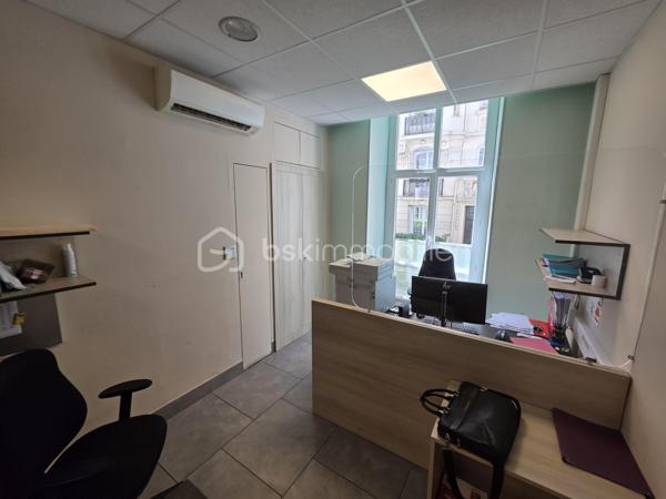 NICE CENTRE – QUARTIER DES MUSICIENS – LOCAL PROFESSIONNEL DE 208 M²

Au cœur du très recherché quartier des Musiciens, au 35 rue Rossini, à seulement 50 mètres du parking Mozart, découvrez cet ensemble professionnel spacieux et modulable développant environ 208 m² de surface totale.

Il se compose d’un local principal de 164,45 m² Loi Carrez, complété par un espace annexe d’environ 44 m², situé en demi-sous-sol et accessible exclusivement depuis les locaux principaux.

Actuellement aménagé en cabinet dentaire et centre de radiologie dentaire, le bien offre une organisation particulièrement fonctionnelle comprenant un espace d’accueil, une salle d’attente, plusieurs bureaux et salles de consultation, une cuisine, des locaux techniques ainsi que de nombreux espaces de rangement.

Sa triple exposition Nord, Est et Ouest et ses nombreuses ouvertures lui confèrent une agréable luminosité. Plusieurs pièces donnent sur une vaste cour intérieure arborée, garantissant un environnement calme et préservé en plein centre-ville.

L’espace annexe, entièrement à rénover, représente un véritable potentiel complémentaire. Il pourra notamment accueillir des locaux sociaux, une salle de repos, une salle de réunion, des archives ou un espace de stockage.

Des travaux de modernisation permettront d’adapter l’ensemble à de nombreuses activités : professions médicales ou paramédicales, cabinet d’avocats, experts-comptables, société de conseil, centre de formation ou siège d’entreprise.

Une opportunité rare d’acquérir un ensemble professionnel de belle superficie, calme et modulable, au cœur de Nice et à proximité immédiate de toutes les commodités.