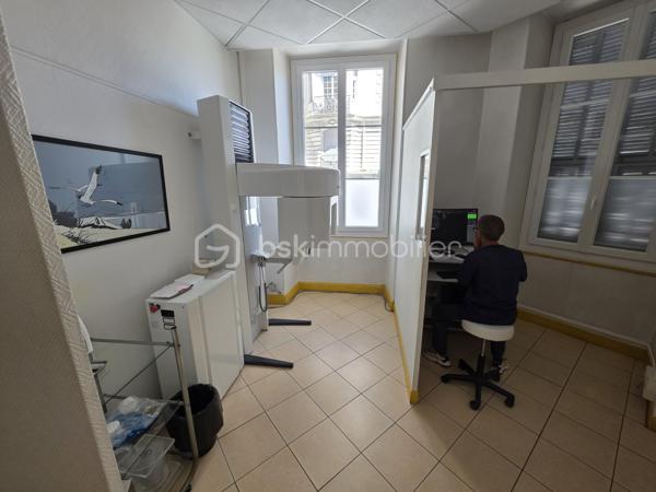 NICE CENTRE – QUARTIER DES MUSICIENS – LOCAL PROFESSIONNEL DE 208 M²

Au cœur du très recherché quartier des Musiciens, au 35 rue Rossini, à seulement 50 mètres du parking Mozart, découvrez cet ensemble professionnel spacieux et modulable développant environ 208 m² de surface totale.

Il se compose d’un local principal de 164,45 m² Loi Carrez, complété par un espace annexe d’environ 44 m², situé en demi-sous-sol et accessible exclusivement depuis les locaux principaux.

Actuellement aménagé en cabinet dentaire et centre de radiologie dentaire, le bien offre une organisation particulièrement fonctionnelle comprenant un espace d’accueil, une salle d’attente, plusieurs bureaux et salles de consultation, une cuisine, des locaux techniques ainsi que de nombreux espaces de rangement.

Sa triple exposition Nord, Est et Ouest et ses nombreuses ouvertures lui confèrent une agréable luminosité. Plusieurs pièces donnent sur une vaste cour intérieure arborée, garantissant un environnement calme et préservé en plein centre-ville.

L’espace annexe, entièrement à rénover, représente un véritable potentiel complémentaire. Il pourra notamment accueillir des locaux sociaux, une salle de repos, une salle de réunion, des archives ou un espace de stockage.

Des travaux de modernisation permettront d’adapter l’ensemble à de nombreuses activités : professions médicales ou paramédicales, cabinet d’avocats, experts-comptables, société de conseil, centre de formation ou siège d’entreprise.

Une opportunité rare d’acquérir un ensemble professionnel de belle superficie, calme et modulable, au cœur de Nice et à proximité immédiate de toutes les commodités.