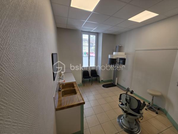 NICE CENTRE – QUARTIER DES MUSICIENS – LOCAL PROFESSIONNEL DE 208 M²

Au cœur du très recherché quartier des Musiciens, au 35 rue Rossini, à seulement 50 mètres du parking Mozart, découvrez cet ensemble professionnel spacieux et modulable développant environ 208 m² de surface totale.

Il se compose d’un local principal de 164,45 m² Loi Carrez, complété par un espace annexe d’environ 44 m², situé en demi-sous-sol et accessible exclusivement depuis les locaux principaux.

Actuellement aménagé en cabinet dentaire et centre de radiologie dentaire, le bien offre une organisation particulièrement fonctionnelle comprenant un espace d’accueil, une salle d’attente, plusieurs bureaux et salles de consultation, une cuisine, des locaux techniques ainsi que de nombreux espaces de rangement.

Sa triple exposition Nord, Est et Ouest et ses nombreuses ouvertures lui confèrent une agréable luminosité. Plusieurs pièces donnent sur une vaste cour intérieure arborée, garantissant un environnement calme et préservé en plein centre-ville.

L’espace annexe, entièrement à rénover, représente un véritable potentiel complémentaire. Il pourra notamment accueillir des locaux sociaux, une salle de repos, une salle de réunion, des archives ou un espace de stockage.

Des travaux de modernisation permettront d’adapter l’ensemble à de nombreuses activités : professions médicales ou paramédicales, cabinet d’avocats, experts-comptables, société de conseil, centre de formation ou siège d’entreprise.

Une opportunité rare d’acquérir un ensemble professionnel de belle superficie, calme et modulable, au cœur de Nice et à proximité immédiate de toutes les commodités.