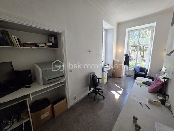 NICE CENTRE – QUARTIER DES MUSICIENS – LOCAL PROFESSIONNEL DE 208 M²

Au cœur du très recherché quartier des Musiciens, au 35 rue Rossini, à seulement 50 mètres du parking Mozart, découvrez cet ensemble professionnel spacieux et modulable développant environ 208 m² de surface totale.

Il se compose d’un local principal de 164,45 m² Loi Carrez, complété par un espace annexe d’environ 44 m², situé en demi-sous-sol et accessible exclusivement depuis les locaux principaux.

Actuellement aménagé en cabinet dentaire et centre de radiologie dentaire, le bien offre une organisation particulièrement fonctionnelle comprenant un espace d’accueil, une salle d’attente, plusieurs bureaux et salles de consultation, une cuisine, des locaux techniques ainsi que de nombreux espaces de rangement.

Sa triple exposition Nord, Est et Ouest et ses nombreuses ouvertures lui confèrent une agréable luminosité. Plusieurs pièces donnent sur une vaste cour intérieure arborée, garantissant un environnement calme et préservé en plein centre-ville.

L’espace annexe, entièrement à rénover, représente un véritable potentiel complémentaire. Il pourra notamment accueillir des locaux sociaux, une salle de repos, une salle de réunion, des archives ou un espace de stockage.

Des travaux de modernisation permettront d’adapter l’ensemble à de nombreuses activités : professions médicales ou paramédicales, cabinet d’avocats, experts-comptables, société de conseil, centre de formation ou siège d’entreprise.

Une opportunité rare d’acquérir un ensemble professionnel de belle superficie, calme et modulable, au cœur de Nice et à proximité immédiate de toutes les commodités.