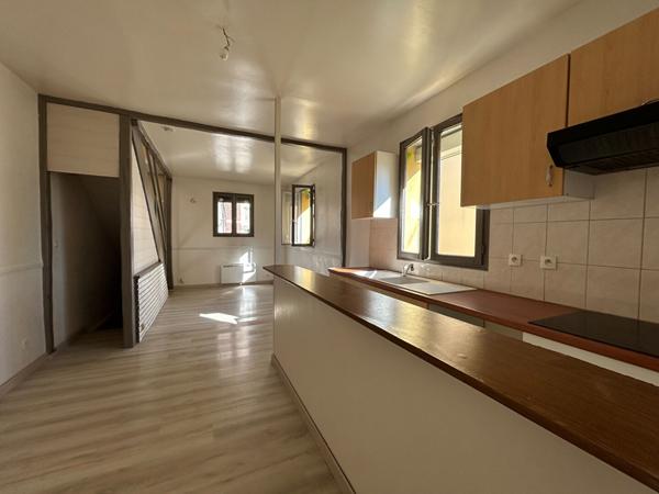 PLACE SAINTE-CECILE - MAISON DE VILLE T3