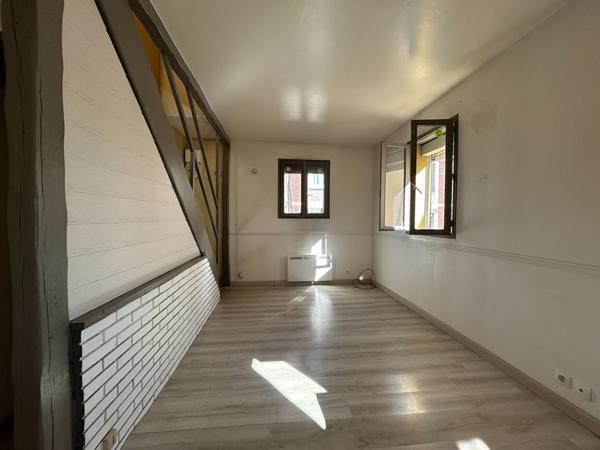 PLACE SAINTE-CECILE - MAISON DE VILLE T3