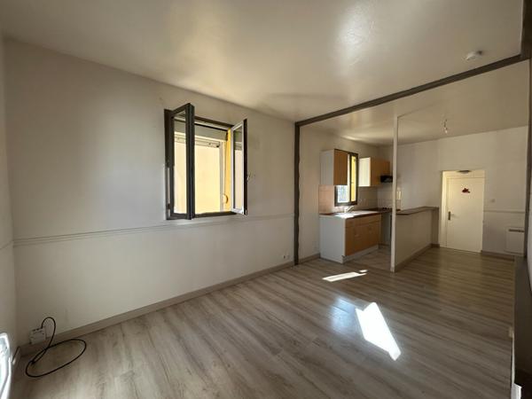 PLACE SAINTE-CECILE - MAISON DE VILLE T3