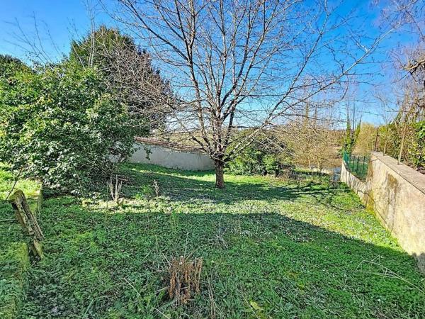 Un petit coin de paradis, la maison en ville, la rivière en fond du jardin ,