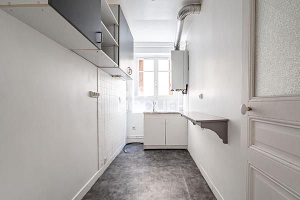 APPARTEMENT 3 PIECES DANS UN BEL IMMEUBLE ANCIEN