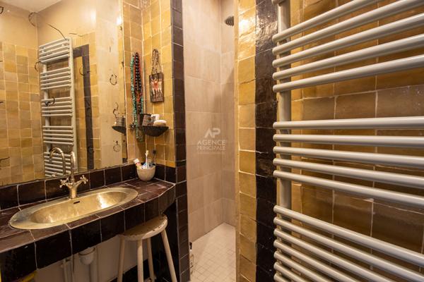 PARIS 18EME - EN EXCLUSIVITÉ - MONTMARTRE - RUE LEPIC / RUE CAUCHOIS 690 000 € **  - Référence  6643-EX-VC