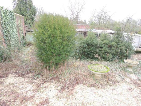 A VENDRE : PAVILLON INDIVIDUEL EN RETRAIT DE 1950 AVEC BATIMENT ANNEXE A RENOVER SUR 629M²