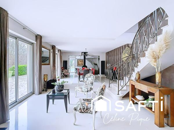 BIEN RARE SUR CAEN– MAISON FAMILIALE AVEC PISCINE DANS UN ENVIRONNEMENT EXCEPTIONNEL