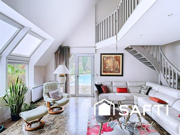 BIEN RARE SUR CAEN– MAISON FAMILIALE AVEC PISCINE DANS UN ENVIRONNEMENT EXCEPTIONNEL