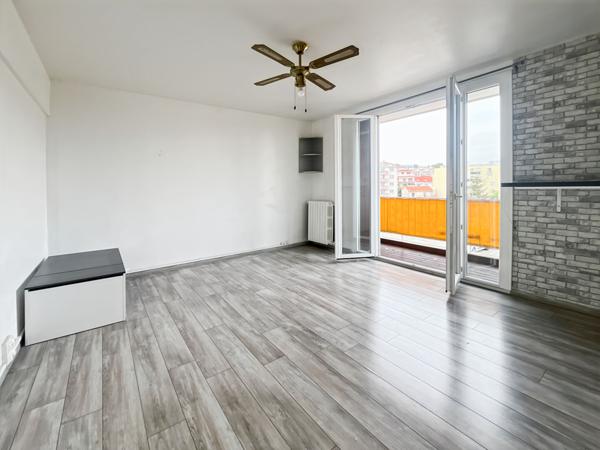 Studio en étage avec parking et cave