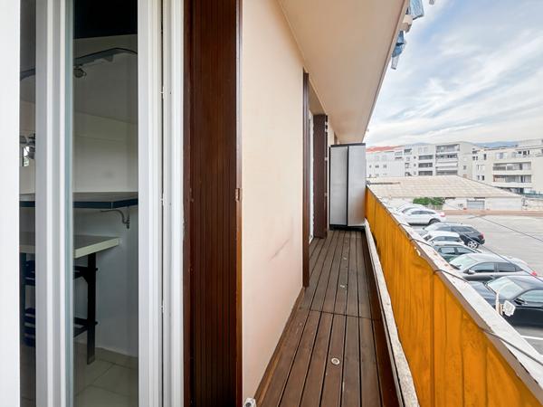 Studio en étage avec parking et cave