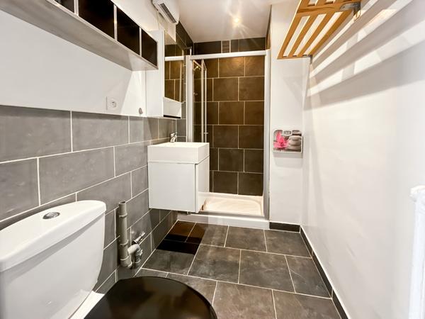 Studio en étage avec parking et cave