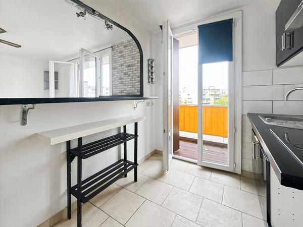 Studio en étage avec parking et cave