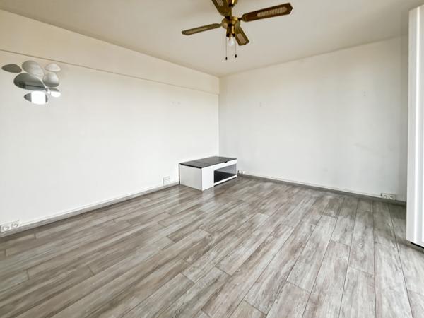 Studio en étage avec parking et cave