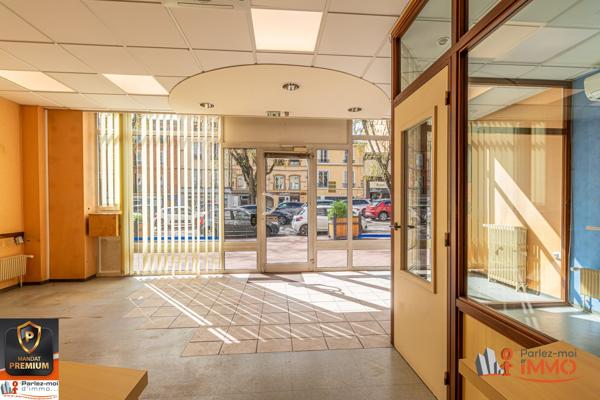 EMPLACEMENT PREMIUM - Local Commercial à Vendre, 95 m² - Tarare 69170